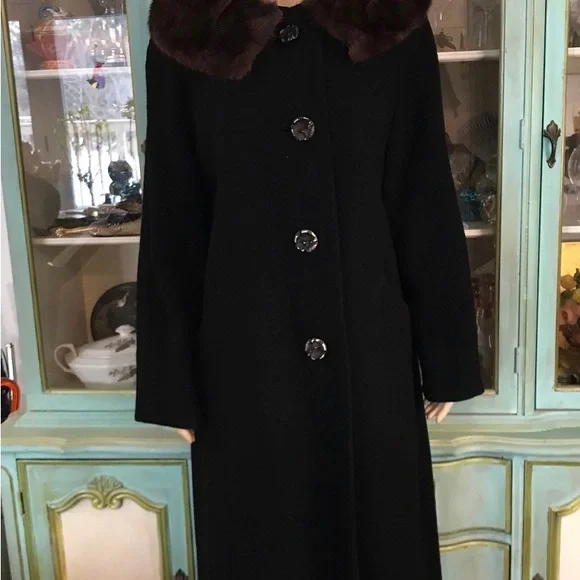 Vintage fur collar coat. Not perfect. - Picture 6 of 7